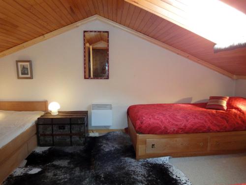 une chambre avec deux lits et un miroir au mur dans l'établissement Residence Olympie I, à Méribel