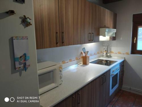 a kitchen with a microwave and a sink at Villa El Salinar en Salamanca. Ideal familia/grupo in Calvarrasa de Abajo