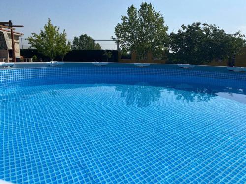 a large blue swimming pool with blue water at Villa El Salinar en Salamanca. Ideal familia/grupo in Calvarrasa de Abajo