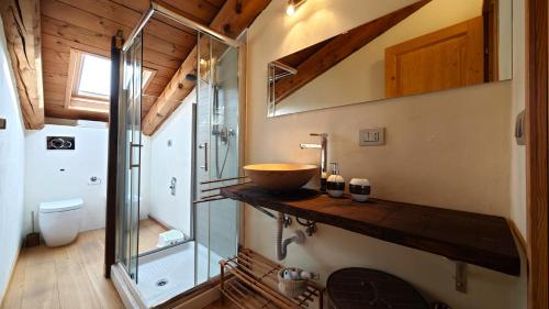 チェザーナ・トリネーゼにあるHostdomus - White Loftのバスルーム(洗面台、ガラス張りのシャワー付)