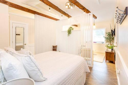 1 dormitorio blanco con 1 cama blanca en una habitación en AmishGuestCottage~cozystudio~hottub~patio en Gordonville