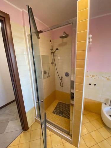 een douche met een glazen deur in een badkamer bij Appartamento vicino Forum Assago & Humanitas in Rozzano
