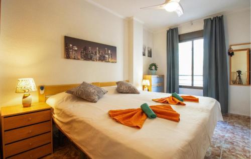 um quarto com uma cama com duas toalhas em 3 Bedroom Nice Apartment In Torrevieja em Torrevieja