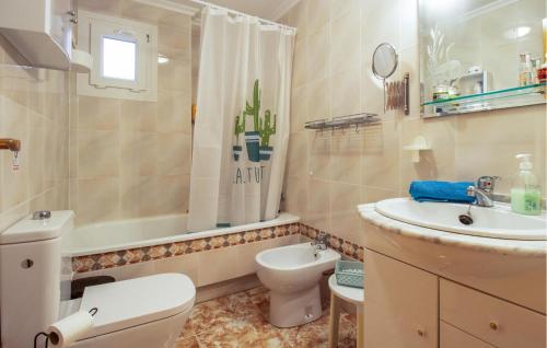 uma casa de banho com um WC, um lavatório e um chuveiro em 3 Bedroom Nice Apartment In Torrevieja em Torrevieja
