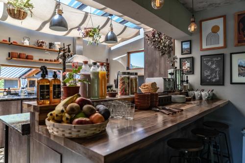a bar with a bowl of fruit on a counter at La Finca Hostel de Montaña - Habitación Laguna in San Carlos de Bariloche