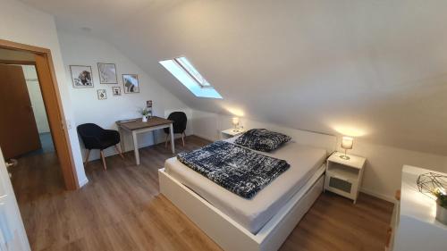 1 dormitorio con 1 cama y 1 mesa con sillas en Schmidts 2RAUMTRAUM en Hilchenbach
