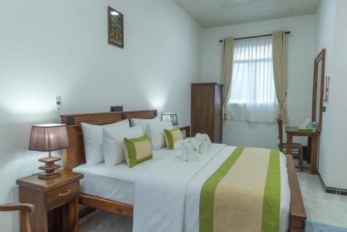Postel nebo postele na pokoji v ubytování L S Lanka Boutique Hotel