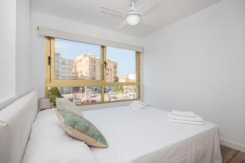 a white room with a bed and a window at Vila Playa in Villajoyosa