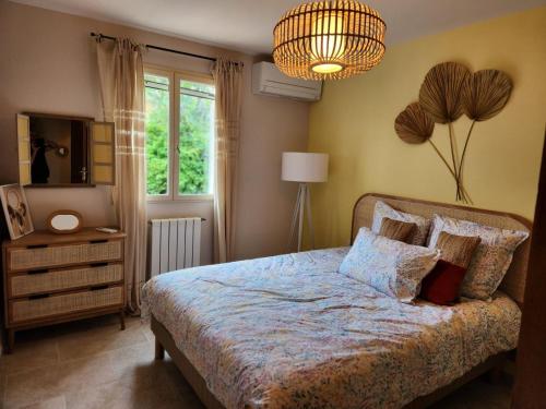 une chambre avec un lit, une lampe et une fenêtre dans l'établissement Villa Piscine Uzes à pied 6 personnes Farandole, à Uzès