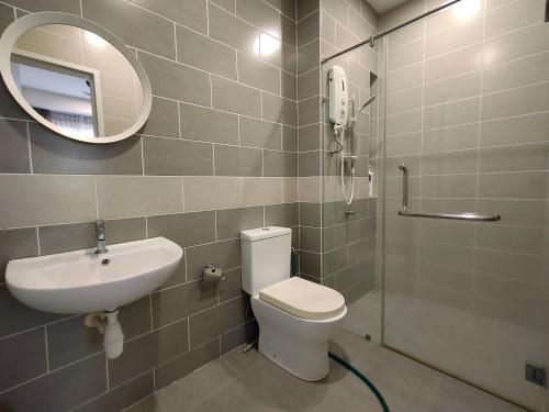 ein Badezimmer mit einem Waschbecken, einem WC und einem Spiegel in der Unterkunft Cozy House in Kajang in Kajang