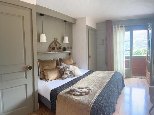 1 dormitorio con 1 cama grande con manta en Hôtel Restaurant La Ferme de Cupelin, en Saint-Gervais-les-Bains