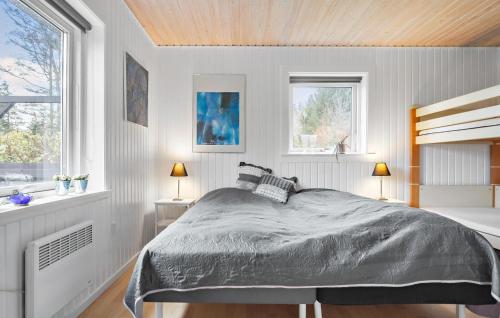 Un pat sau paturi într-o cameră la 3 Bedroom Awesome Home In Gedser