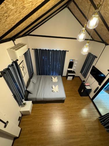 an overhead view of a living room with a couch at อิงภูเมาท์เท่นวิว เขาใหญ่ in Ban Khan Takhian