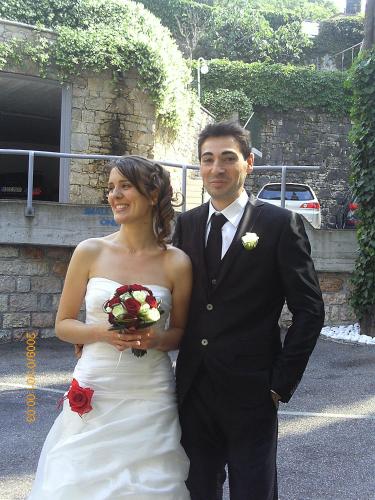 a bride and groom are posing for a picture at Beach Hotel Du Lac Malcesine in Malcesine