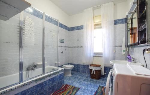 a bathroom with a tub and a toilet and a sink at Awesome Apartment In Portella Di Mare With Kitchen in Portella di Mare
