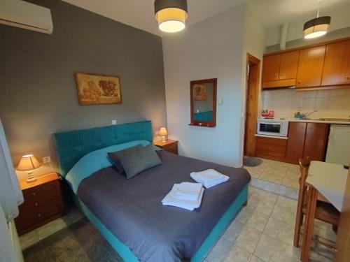 a bedroom with a bed with towels on it at Guesthouse Mythos in Órma