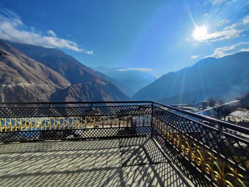 uma vista do topo de uma montanha em Hotel Sambriddhi & Lodge em Tibrikot