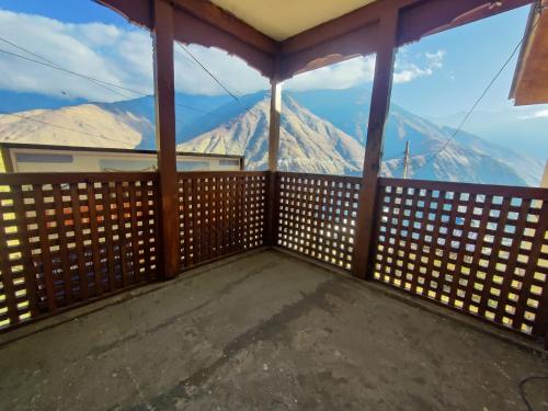 um quarto com vista para uma montanha em Hotel Sambriddhi & Lodge em Tibrikot