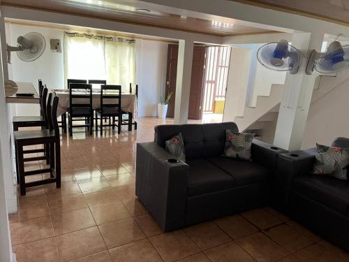Alojamiento Casmar cerca de playas في Palma: غرفة معيشة مع أريكة وغرفة طعام