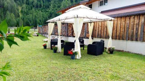 Κήπος έξω από το De Nussi's Chalet 1