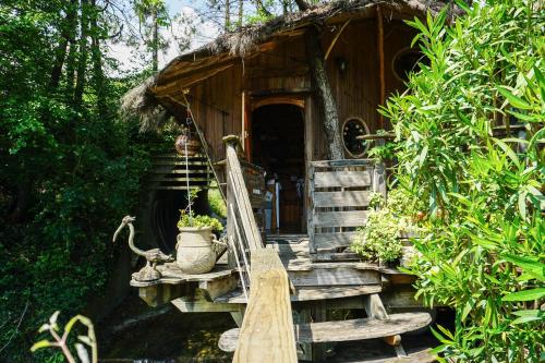 ein Holzhaus mit einer Veranda und einer Schaukel in der Unterkunft La Cabane du Bandit in Pietroso