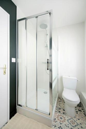 une salle de bain avec douche et toilettes dans l'établissement Royale - Hypercentre, à Orléans