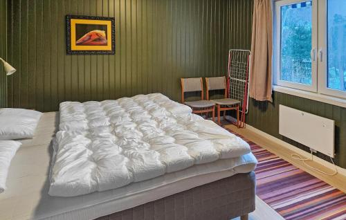 Cozy Apartment In Rjukan With House A Panoramic View في ريوكان: سرير أبيض كبير في غرفة مع نافذة