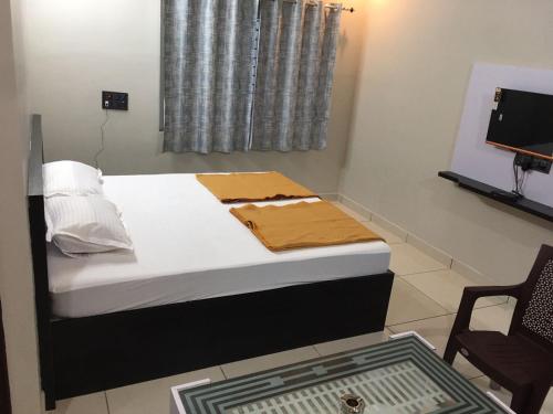 Un pat sau paturi într-o cameră la Ajay Residency and Convention Hall / Lodge Near Me / Lodge Rayachoti