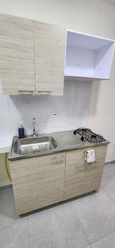 uma cozinha com um lavatório e um fogão em Mirador de Santana em Ipiales