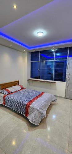 uma cama num quarto com um tecto azul em Mirador de Santana em Ipiales