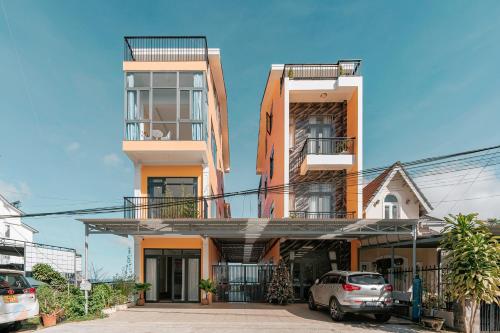 大叻的住宿－Miền Sương Khói Homestay Đà Lạt，前面有停车位的建筑