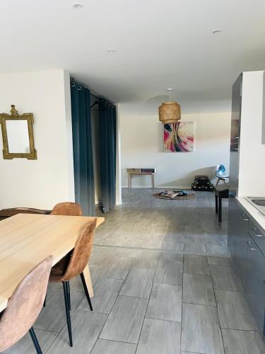 un salon avec une table et des chaises en bois dans l'établissement appartement saint juery, à Arthès