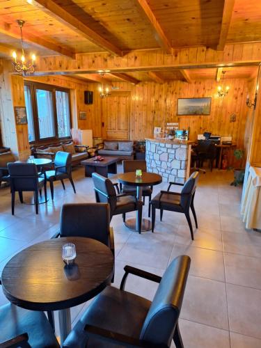 Kryonérion的住宿－Miaritis rooms，餐厅拥有木墙和桌椅