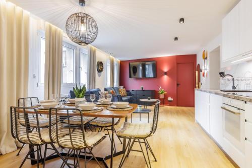 a dining room and living room with a table and chairs at CMG Résidence Canal Saint-Martin / Vellefaux in Paris