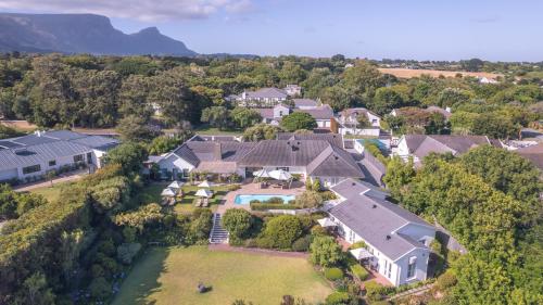een luchtzicht op een huis met een tuin bij The Dongola Guesthouse in Kaapstad