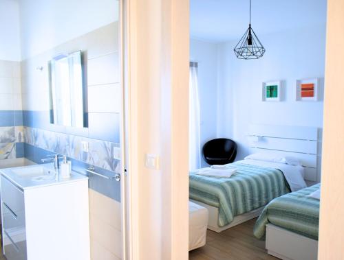 una camera con letto, lavandino e specchio di B&B Da Bea a Chieti