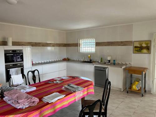 a kitchen with a table and a kitchen with a table and chairs at Traumhaus am Hang mit privatem Pool in Barber