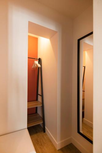 Cette chambre comprend un miroir et un placard. dans l'établissement Chambord - Hypercentre, à Orléans