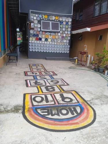 una pintura en el suelo frente a un edificio en Grace Homestay Kepayan en Kota Kinabalu