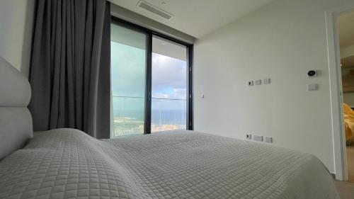 Cama o camas de una habitación en Mercury Tower Suites with pool access