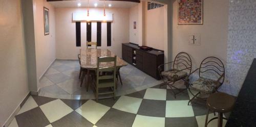 uma sala de jantar com mesa e cadeiras em Acogedora Casa Céntrica em Ciudad del Este