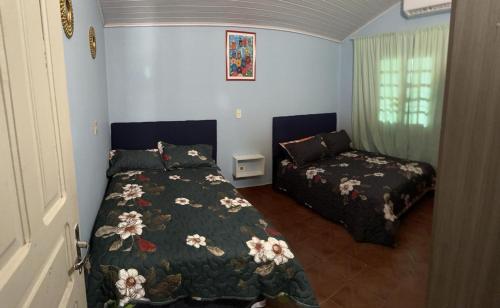 ein kleines Schlafzimmer mit einem Bett und einem m2 großen Bett in der Unterkunft Acogedora Casa Céntrica in Ciudad del Este