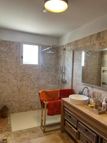 une salle de bain avec un lavabo et un miroir dans l'établissement Villa Piscine Uzes à pied 6 personnes Farandole, à Uzès