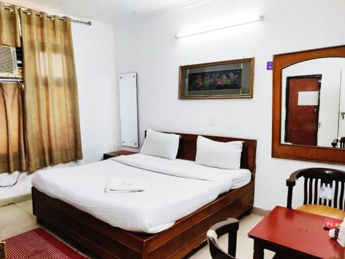 Hotel Redbury Ghaziabad tesisinde bir odada yatak veya yataklar
