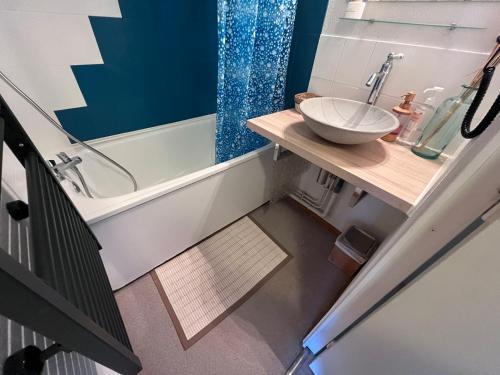 a bathroom with a sink and a bath tub with a sink at Studio pieds des pistes plein soleil in Les Contamines-Montjoie