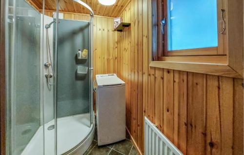 y baño con ducha, aseo y lavamanos. en Amazing Home In Hr With Kitchen, en Höör