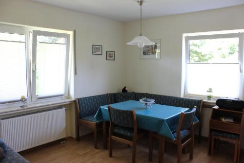 ein Esszimmer mit einem blauen Tisch und Stühlen in der Unterkunft Ferienwohnung Niedecker in Waldbröl