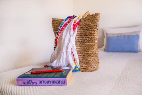 una pila de libros sobre una cama en Apartamentos Turisticos Novochoro, en Albufeira