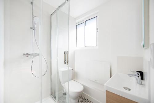 une salle de bain avec une douche, des toilettes et un lavabo dans l'établissement Loire - Hypercentre, à Orléans