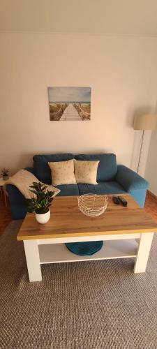 uma sala de estar com um sofá azul e uma mesa de centro em Chez Marlene em Lagos